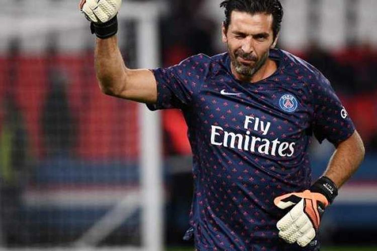 Gianlugi Buffon menyapa penggemarnya saat pemanasan jelang pertandingan, Kamis (25/4/2019)