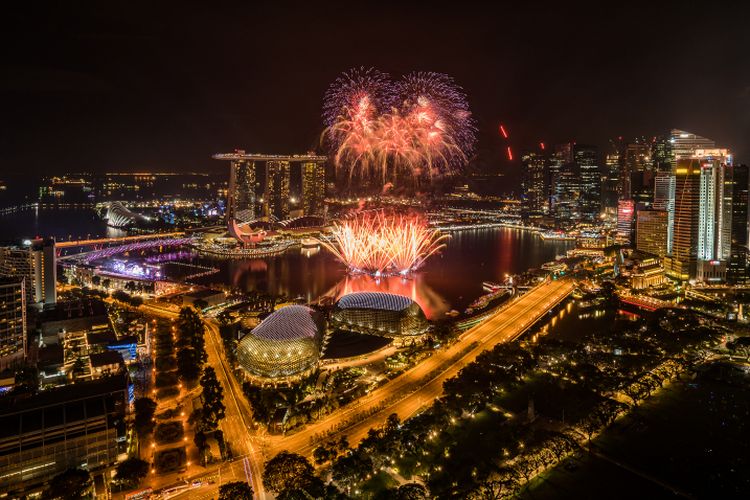 Malam pergantian tahun baru di Marina Bay, Singapura. 