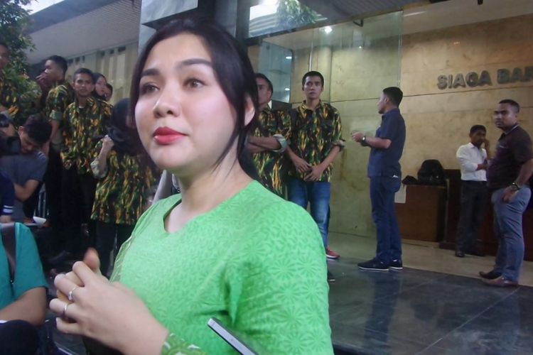 Vicky Shu usai menjalani pemeriksaan di Bareskrim Polri, Jakarta Pusat, untuk diperiksa sebagai saksi berkait kasus First Travel, Senin (2/10/2017).