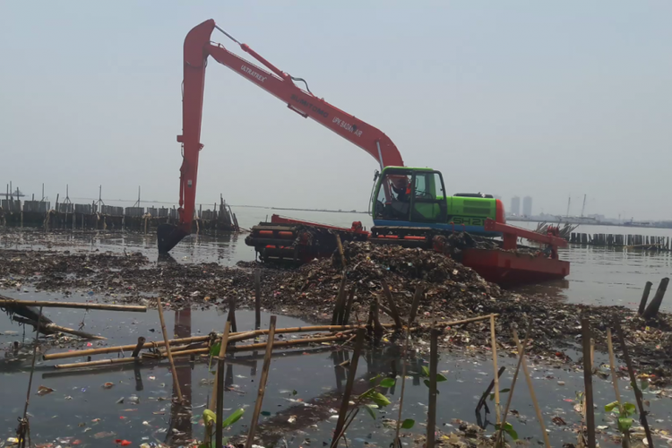 Suasana di lautan sampah, Muara Angke, Jakarta Utara, Selasa (20/3/2018)