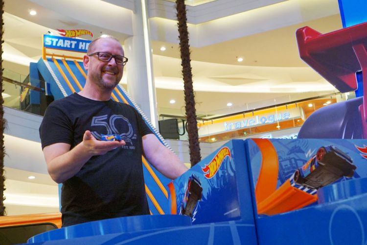 Phil Riehlman, Principal Designer Hot Wheels mengungkapkan pengalamannya bekerja mendesain ratusan mobil-mobil paling menarik dan unik di seluruh dunia dan menciutkannya hingga sekepalan tangan.