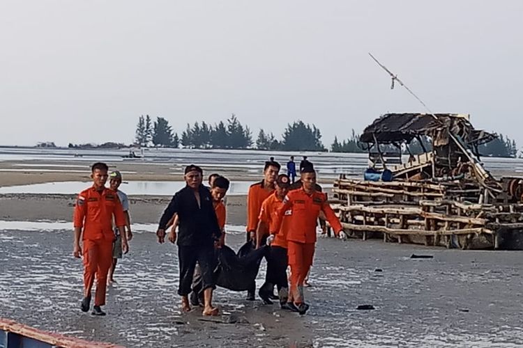 Dua penambang timah ponton apung dievakuasi tim SAR gabungan di Pantai Batu Ampar, Bangka, Rabu (3/7/2019).