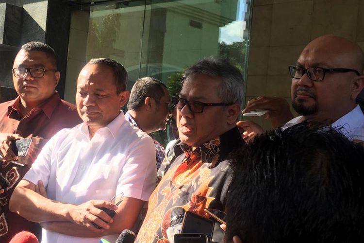 Kabareskrim Arief Sulistyanto bersama jajaran KPU dan Bawaslu saat memberikan pernyataan pers di Gedung Bareskrim Polri, Jakarta, Kamis (3/1/2019).  