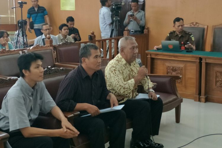 Para korban selamat dalam peristiwa ledakan bom di Jalan MH Thamrin pada Januari 2016, paling kiri John Hansen, di tengah Ipda Suhadi, dan yang di kanan Ipda Dodi Maryadi. Mereka bersaksi di Pengadilan Negeri Jakarta Selatan, Selasa (27/2/2018).