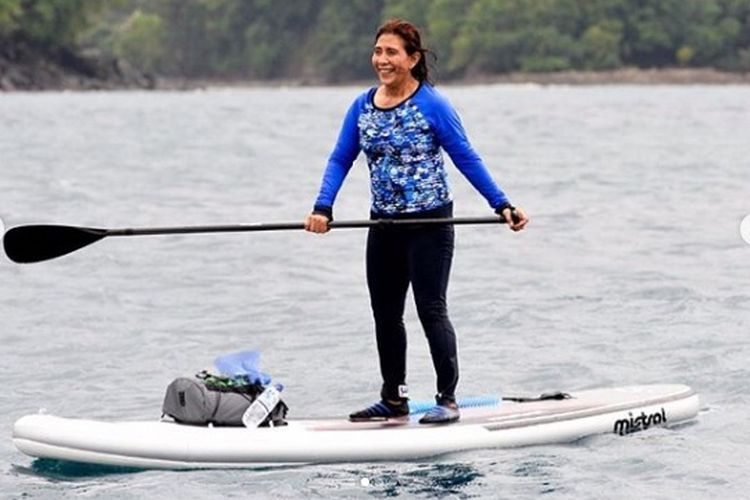 Menteri Susi tampak happy paddling di dekat kapal Silver Sea 2 di Aceh.
