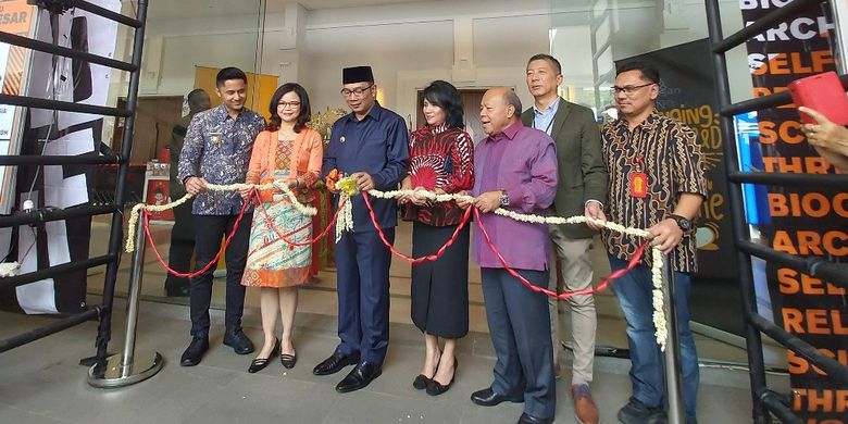 Gubernur Jawa Barat Ridwan Kamil saat membuka acara bazar buku Big Bad Wolf di Kota Baru Parahyangan, Kamis (27/6/2019).