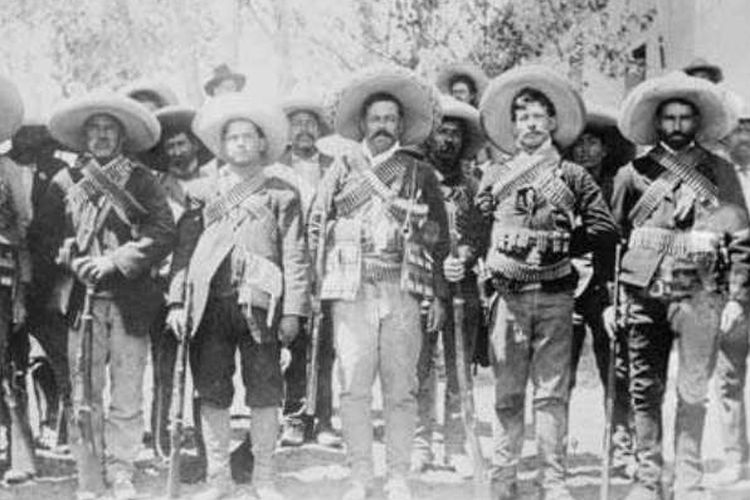 Pancho Villa (tengah) bersama pasukan revolusi Meksiko di Hacienda de Bustillos, Chihuahua, Meksiko, 1911.