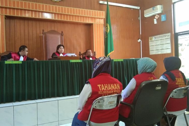 Tiga emak-emak Pepes Karawang tengah menjalani sidang tuntutan di Pengadilan Negeri Karawang, Senin (26/7/2019).