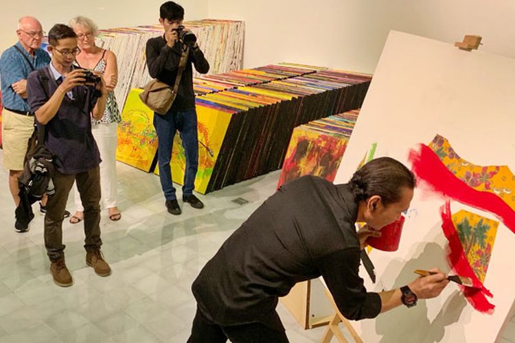 Arya Trimni Putra berhasil melukis 1.000 lukisan abstrak di atas kanvas secara terus menerus dalam waktu 30 hari, dari 14 Februari hingga 16 Maret 2019 di Sudakara ArtSpace, Sudamala Suites & Villas, Sanur, Bali.