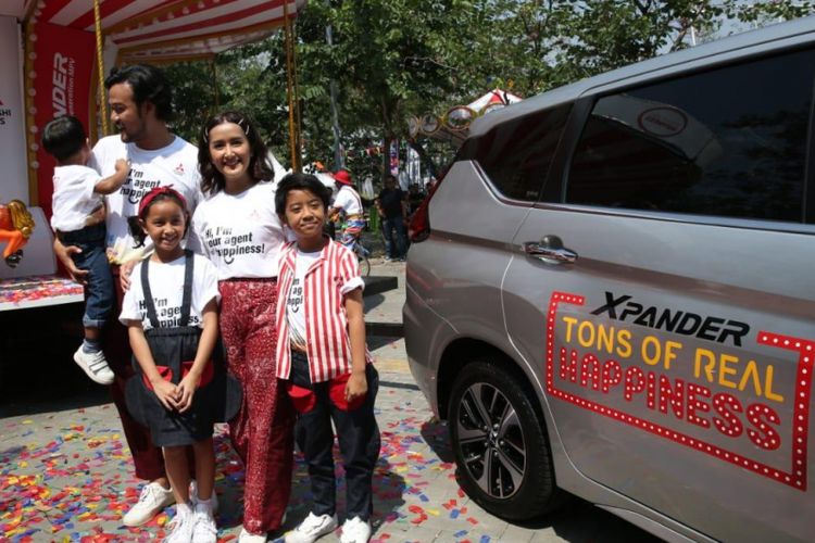 Keluarga Dwi Sasono jadi duta merek Mitsubishi Xpander.