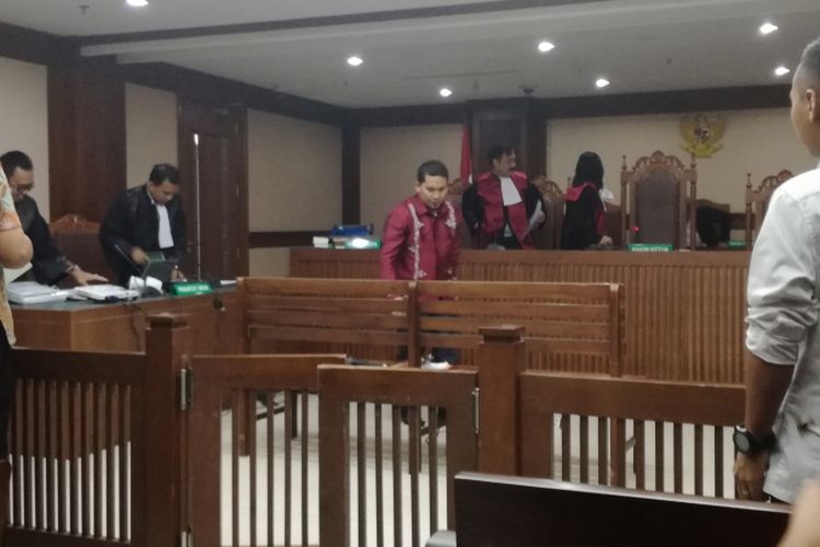 Bupati Bener Meriah Ahmadi teringat dengan anak-anaknya saat menjalani sidang lanjutan pemeriksaan sebagai terdakwa di Pengadilan Tindak Pidana Korupsi, Jakarta, Kamis (8/11/2018).