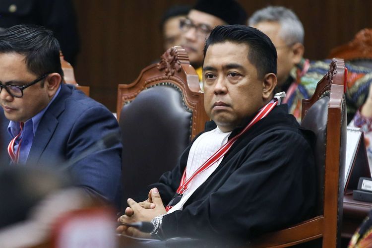 Ketua tim kuasa hukum KPU, Ali Nurdin saat  sidang lanjutan sengketa pilpres 2019 di Mahkamah Konstitusi, Jakarta, Jumat (21/6/2019). Sidang tersebut beragendakan mendengar keterangan saksi dan ahli dari pihak terkait yakni paslon nomor urut 01 Joko Widodo - Maruf Amin.