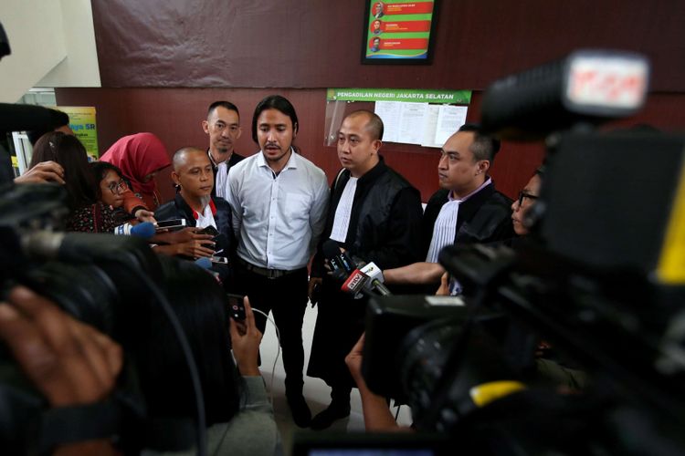 Penyanyi Marcello Tahitoe (tengah) usai menjalani sidang putusan terkait kasus dugaan penyalahgunaan narkotika jenis ganja di Pengadilan Negeri (PN) Jakarta Selatan, Senin (16/1/2018). Ia divonis 9 bulan rehabilitasi oleh majelis hakim.