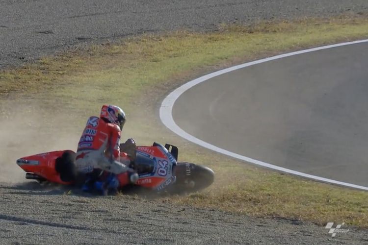 Pertarungan di GP Jepang, Dovizioso gagal menjegal Mark Marquez, dan harus jatuh.
