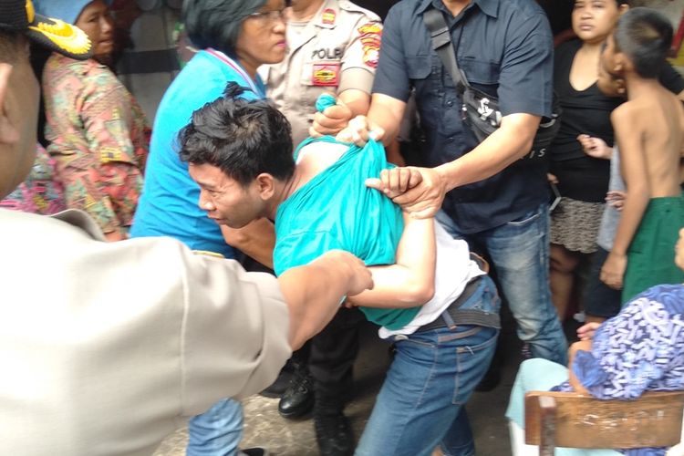 Hendra, Salah satu pemakai narkoba yang ditangkap polisi dalam sweeping di kawasan pemukiman Magazen, Tebet, Jakarta Selatan, Jumat (6/9/2019)