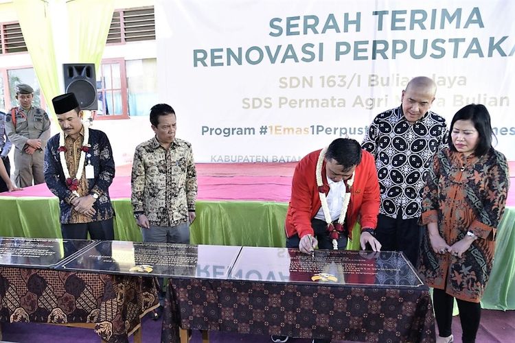 J. Satrijo Tanudjojo, CEO Global Tanoto Foundation, menyaksikan serah terima hasil perbaikan perpustakaan kepada SDN 163/I Bulian Jaya dan SDS Permata Agri Muara Bulian yang ditandaikan dengan penandatangan prasasti oleh Menteri Pemuda dan Olahraga, Imam Nahrawi, dan pihak sekolah.