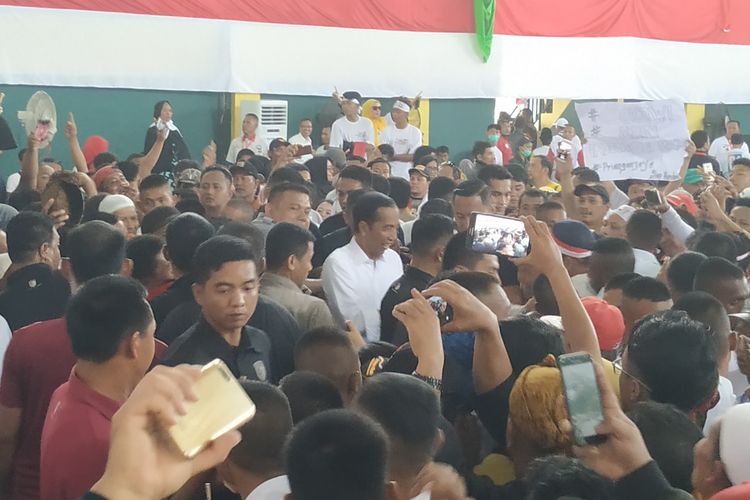 Capres Joko Widodo (tengah) dikerumuni massa pendukungnya setelah menyampaikan orasi saat berkampanye di Sukabumi, Jawa Barat, Kamis (11/4/2019).