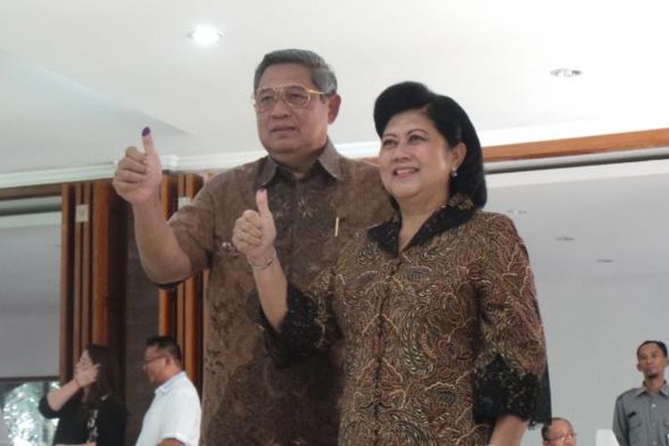 Presiden Susilo Bambang Yudhoyono bersama Ibu Negara Ani Yudhoyono usai mencoblos di TPS 006 Gunung Putri, Bogor, Rabu (8/7/2014).
