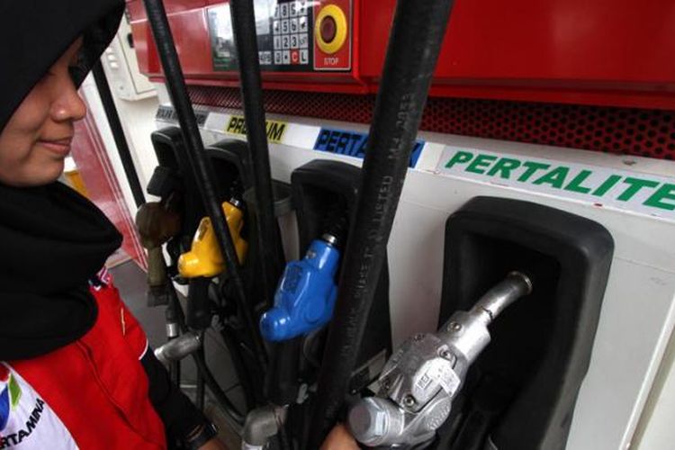 Petugas memeriksa alat pengisi bahan bakar minyak jenis baru, Pertalite RON 90, sebelum peluncuran di SPBU Coco, Jalan Abdul Muis, Jakarta Pusat, Rabu (22/7/2015). PT Pertamina (Persero) akan menjual Pertalite RON 90 pertama kali pada Jumat, 24 Juli mendatang di Jakarta, Bandung, dan Surabaya.