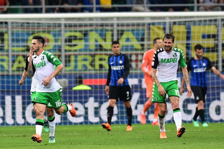 Pemain Sassuolo, Matteo Politano, melakukan selebrasi seusai menciptakan gol dalam laga Inter Milan Vs Sassuolo di Stadion Giuseppe Meazza, Milan, pada Sabtu (12/5/2018).
