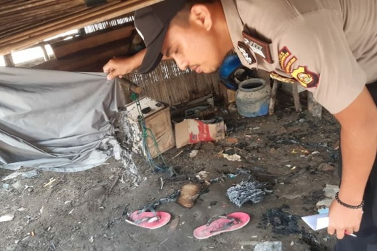 Polisi dari Polsek Sirah Pulau Padang OKI menunjukkan lokasi Jimi dibakar istrinya Selasa (27/8/2019) kemarin