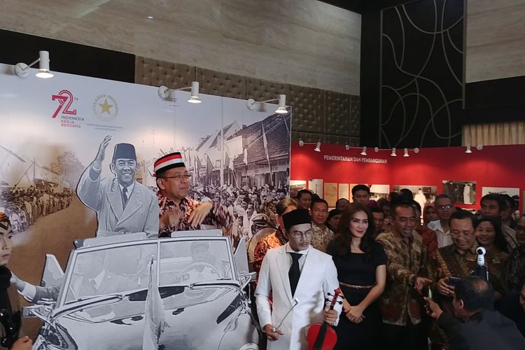 Menteri Sekretaris Negara Pratikno mengunjungi pameran arsip Soekarno di Gedung III Kementerian Sekretariat Negara, Kompleks Istana Kepresidenan, Jakarta, Selasa (22/8/2017).
