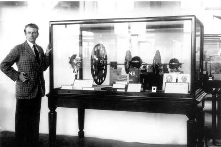 John Logie Baird bersama penemuannya