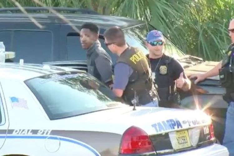 Pembunuh berantai Florida, Howell Trai Donaldson III ketika digelandang ke mobil polisi Selasa (28/11/2017). Donaldson diburu karena membunuh empat orang secara acak sejak 9 Oktober