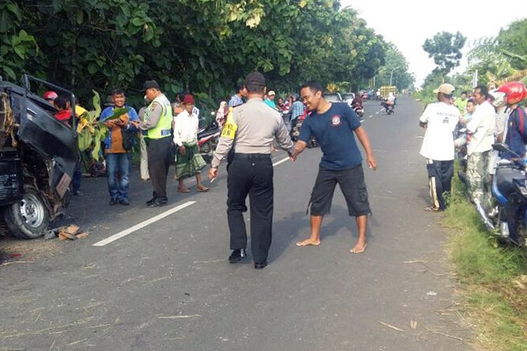 Pihak kepolisian melakukan evakuasi seusai kecelakaan lalu lintas yang melibatkan salah seorang anggota DPRD Gresik.