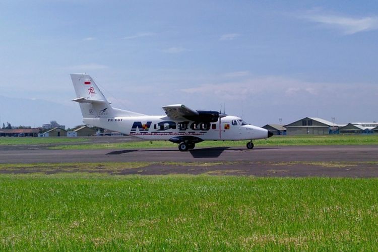 Pesawat N219 yang diberi nama Nurtanio oleh Presiden RI Joko Widodo kembali menjalani flight test atau uji coba terbang ke 15 di landasan udara Husein Sastranegara, Jalan, Pajajaran, Kota Bandung, Jumat (2/2/2018). 