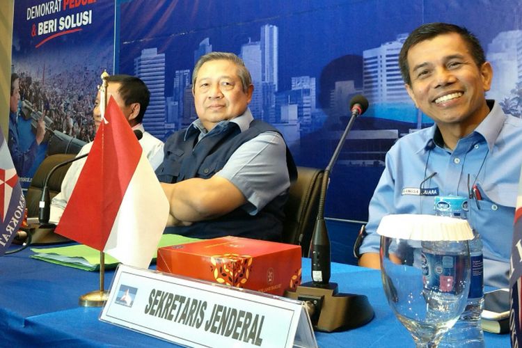 Ketua Umum DPP Partai Demokrat, Susilo Bambang Yudhoyono (kiri) dan Sekretaris Jenderal DPP Partai Demokrat Hinca Panjaitan (kiri) saat berbincang sebelum rapat terkait dengan Pilkada 2018 di kantor DPP Partai Demokrat, Jakarta, Rabu (3/1/2018).