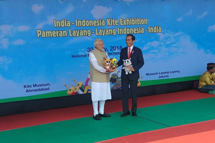 Presiden Joko Widodo mengajak Perdana Menteri India Narendra Modi untuk meninjau pameran layangan di Monumen Nasional. Kegiatan ini dilakukan setelah Jokowi dan Narendra melakukan pertemuan bilateral di Istana Merdeka, Jakarta, Rabu (30/5/2018). 