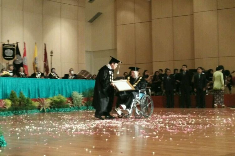 Seniman I Gusti Ngurah Putu Wijaya mendapatkan anugerah doctor Honoris Causa (HC) bidang teater dari Institut Seni Indonesia (ISI) Yogyakarta