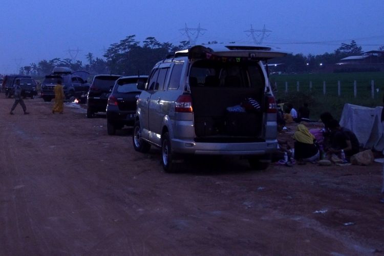 Suasana pemudik saat buka puasa di rest area Tol Pemalang-Batang, Jawa Tengah, Senin (11/6/2018). Jalan tol tersebut merupakan tol fungsional yang dibuka selama 24 jam hingga H+ 7 Lebaran.