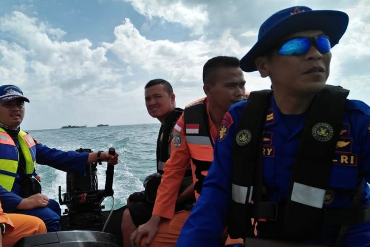 Tim SAR gabungan melakukan upaya pencarian korban hilang di Laut Jebus, Bangka Barat.