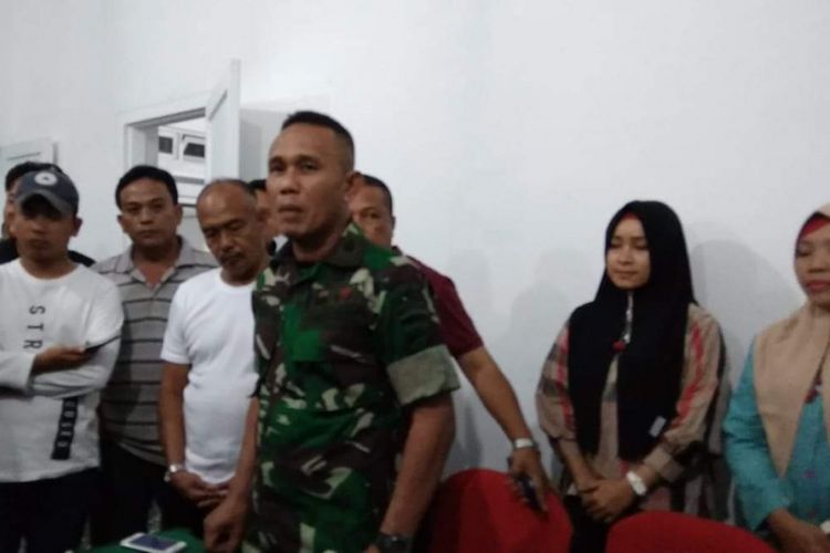 Letkol CKM Suhartono bersama perawat dan petugas RS Tentara Pematangsiantar memberikan keterangan, Jumat (25/1/2019) malam.