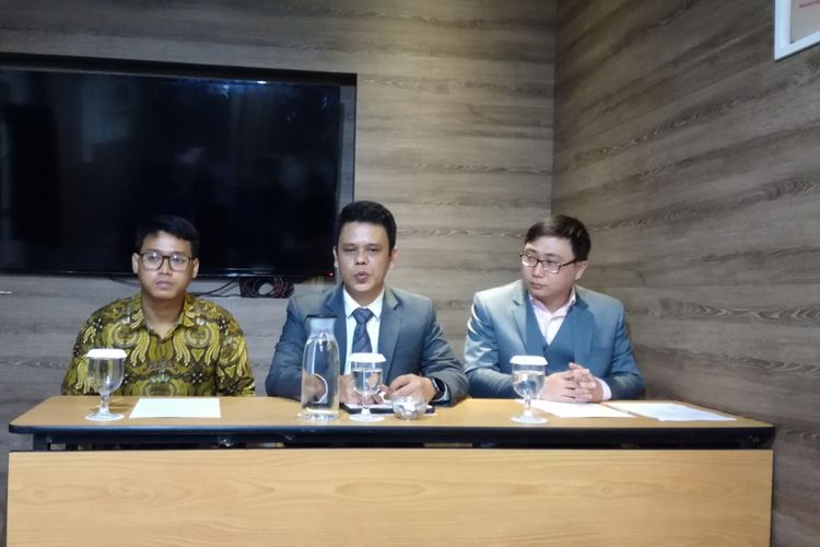Mahasiswa Universitas Atma Jaya Yogyakarta bernama Reza Aldo Agusta (paling kiri) dan kuasa hukumnya Leonard Arpan di Hotel Mercure, Jakarta, Senin (11/2/2019).