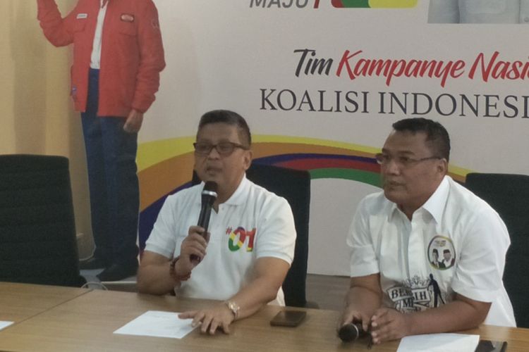 Sekretaris Tim Kampanye Nasional pasangan Joko Widodo-Maruf Amin (TKN) Hasto Kristiyanto saat memberikan keterangan di Posko Cemara, Menteng, Jakarta Pusat, Minggu (17/2/2019). 