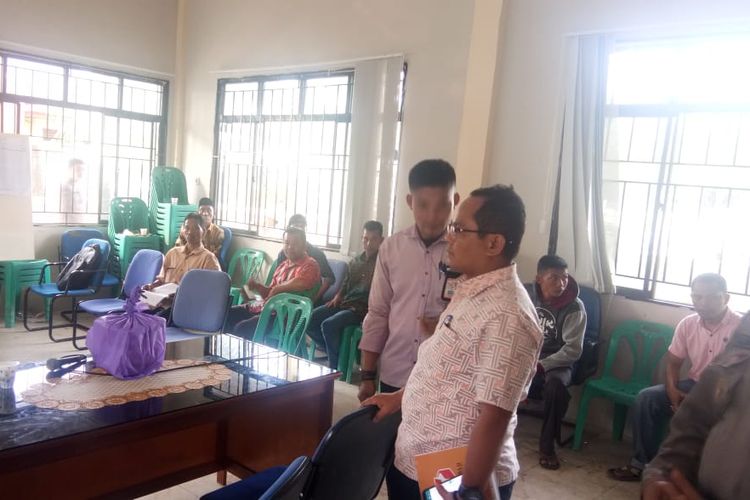 Ketua Bawaslu Riau, Rusidi Rusdan melakukan monitoring rekapitulasi penghitungan suara ditingkat kecamatan di Kecamatan Rupat, Riau