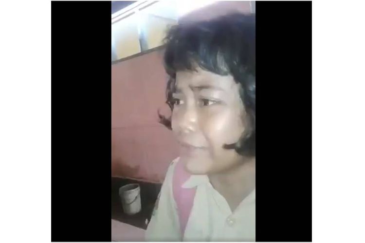 Video yang menampilkan sosok bocah bernama Nabila (12) yang tengah di-bully oleh teman-temannya karena masalah sepatu yang terinjak viral di media sosial.