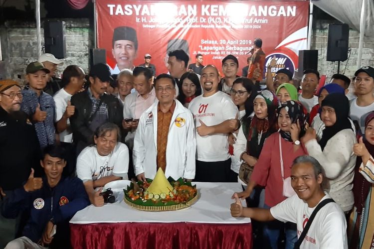 Komunitas relawan Trisakti untuk Jokowi menggelar syukuran  atas kemenangan Joko Widodo - Maruf Amin, Selasa (30/4/2019) malam di Jalan Bungur Indah, Kemang, Jakarta Selatan. Mereka mengajak pendukung pasangan nomor 01 dan 02 melebur dalam rasa syukur dan kegembiraan menjelang bulan Ramadhan.