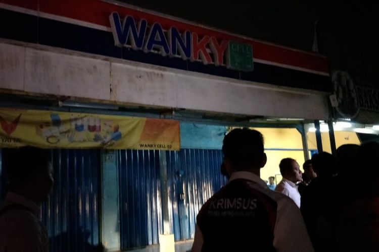 Toko ponsel Wanku Cell di Jalan Muchtar Tabrani, Bekasi Utara, Kota Bekasi, digeledah tim Densus 88, Rabu (8/5/2019).
