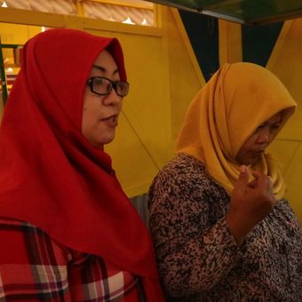 Dua penggagas UKM Srikandi, Stevia Rebaudiana dan Hartini, yang menghadirkan menu jus jengkol di Pesta Jengkol Jogja 2018.(KOMPAS.com/INGGRIED DWI W)