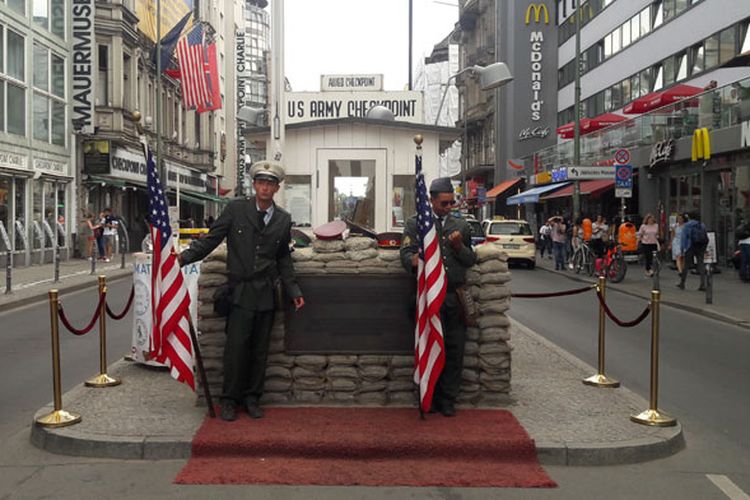 Checkpoint Charlie, salah satu ikon wisata kota Berlin, Jerman, Rabu (20/6/2018). Tak ada lagi tentara berwajah dingin. Yang ada para aparat yang bertingkah sebagai tentara berseragam militer.