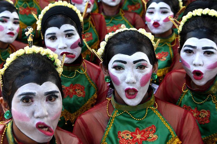 Penari berpose sebelum tampil pada pegelaran Bojonegoro Thengul International Folklore 2019 di Bojonegoro, Jawa Timur, Minggu (14/7/2019). Pegelaran yang bertujuan memperkenalkan Tari Thengul sebagai ikon budaya Bojonegoro tersebut menampilkan sedikitnya 2.019 penari Thengul dan memecahkan rekor MURI Tari Thengul kolosal 2.019 penari.