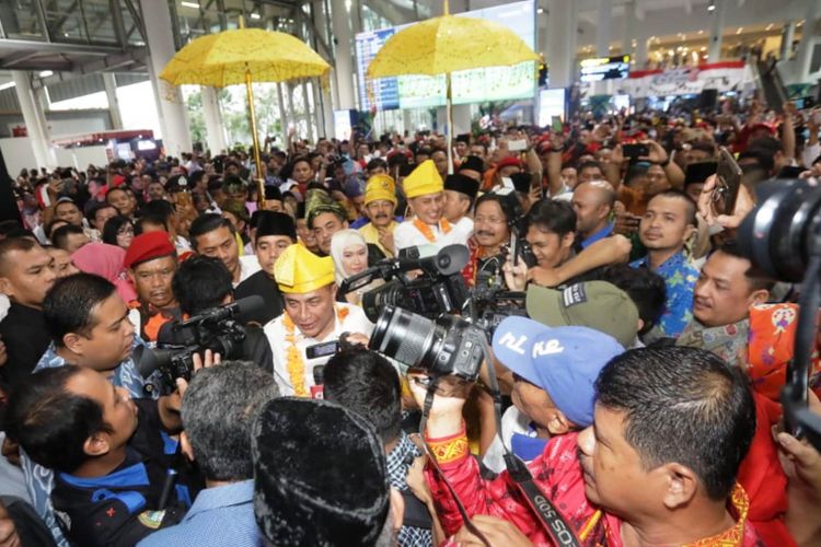 Gubernur dan Wakil Gubernur Sumut, Edy Rahmayadi dan Musa Rajekshah disambut ribuan massa di Bandara Kualanamu, Kamis (6/9/2018)