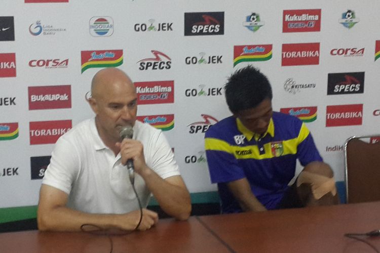 Pelatih Mitra Kukar, Rafael Berges Marin saat konferensi pers usai berhasil menahan imbang Arema FC dalam laga perdana Liga 1 2018 di Stadion Kanjuruhan, Kabupaten Malang, Sabtu (24/3/2018)