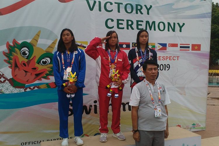 Perenang Indonesia, Adelia (tengah), berpose usai menyabet medali emas ajang ASEAN School Games XI 2019 di Kolam Renang Jati Diri, Semarang, Jumat (19/7/2019).