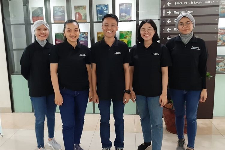 Lima lulusan program Akademi Ritel Gramedia (ARG) saat berkumpul di Gedung Kompas Gramedia Palmerah Barat, Jakarta, Senin (29/7/2019).