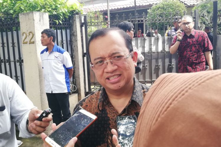 Priyo Budi Santoso usai berkunjung ke rumah duka almarhum pengusaha Probosutedjo di Jalan Diponegoro, Jakarta, Senin (26/3/2018).